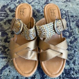 Boc Born Concept Jonna Gold Sunbronze Wicker Faux Leather Mid-Wedge Sandals Sz 8